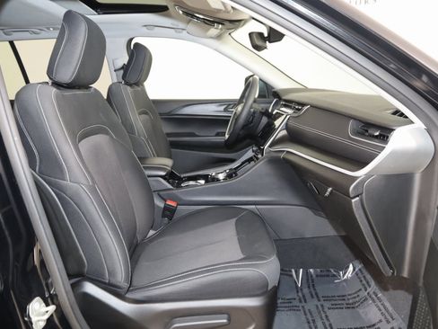 Used 2023 Jeep Grand Cherokee Laredo X image 11