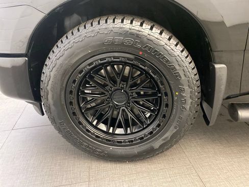 Used 2018 Nissan Titan SV w/ SV Convenience Package RWD image 9