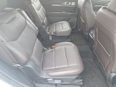 Used 2025 Ford Explorer Platinum image 28