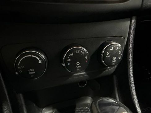 Used 2012 Dodge Avenger SXT FWD image 13
