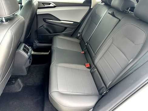 Used 2023 Volkswagen Taos SE w/ Panoramic Sunroof Package FWD image 27