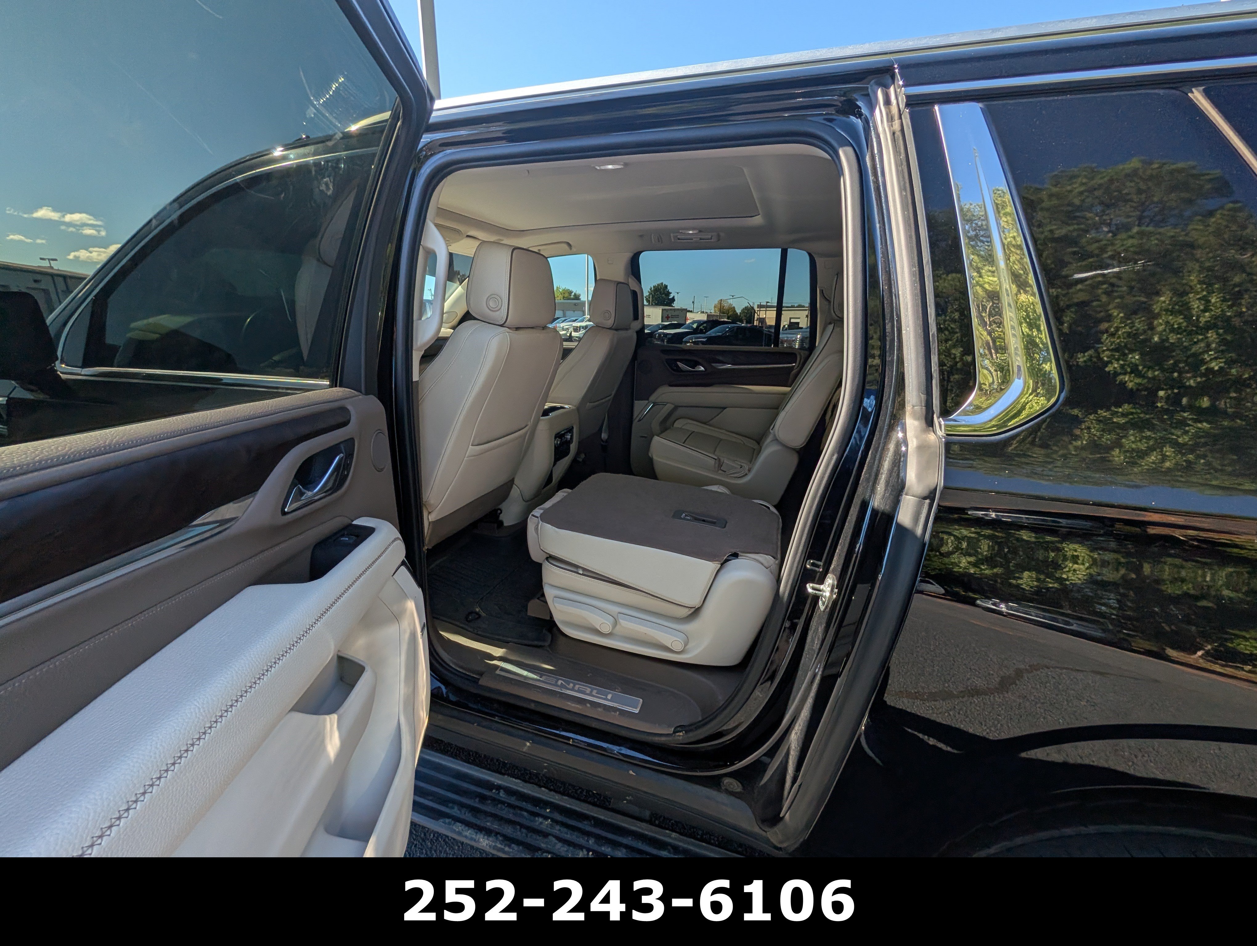 Used 2023 GMC Yukon XL Denali AWD/4WD image 9