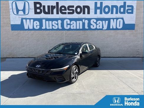 Used 2025 Hyundai Elantra SEL image 1