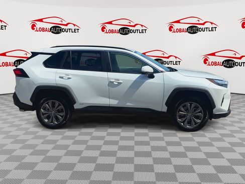 Used 2022 Toyota RAV4 XLE Premium AWD/4WD image 9