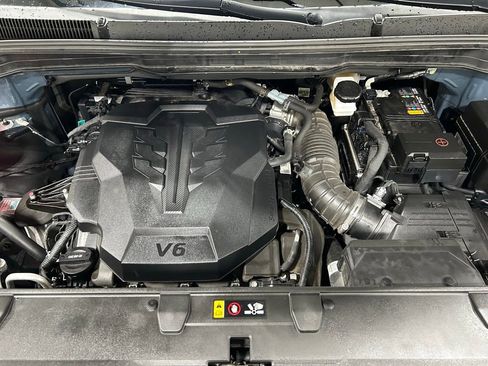 Used 2024 Kia Carnival EX FWD image 33