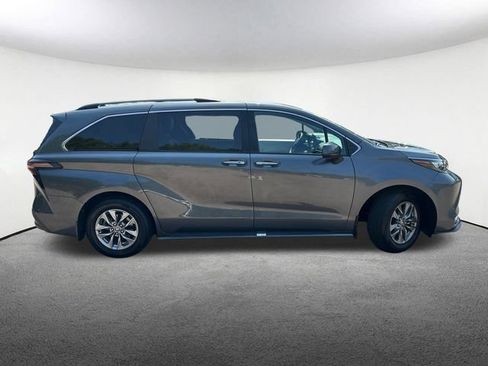Used 2025 Toyota Sienna XLE w/ XLE Plus Package AWD/4WD image 11