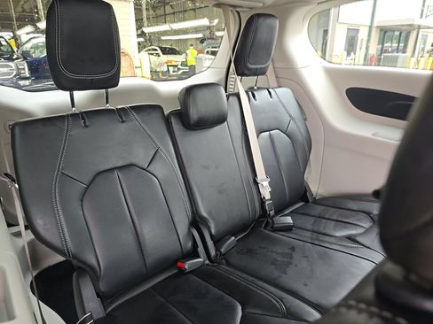Used 2023 Chrysler Pacifica Touring-L FWD image 9