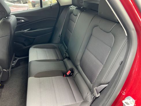 Used 2025 Chevrolet Trax LT image 32