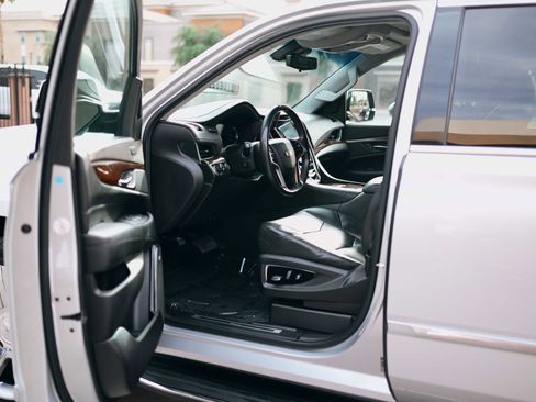 Used 2019 Cadillac Escalade ESV Luxury image 6