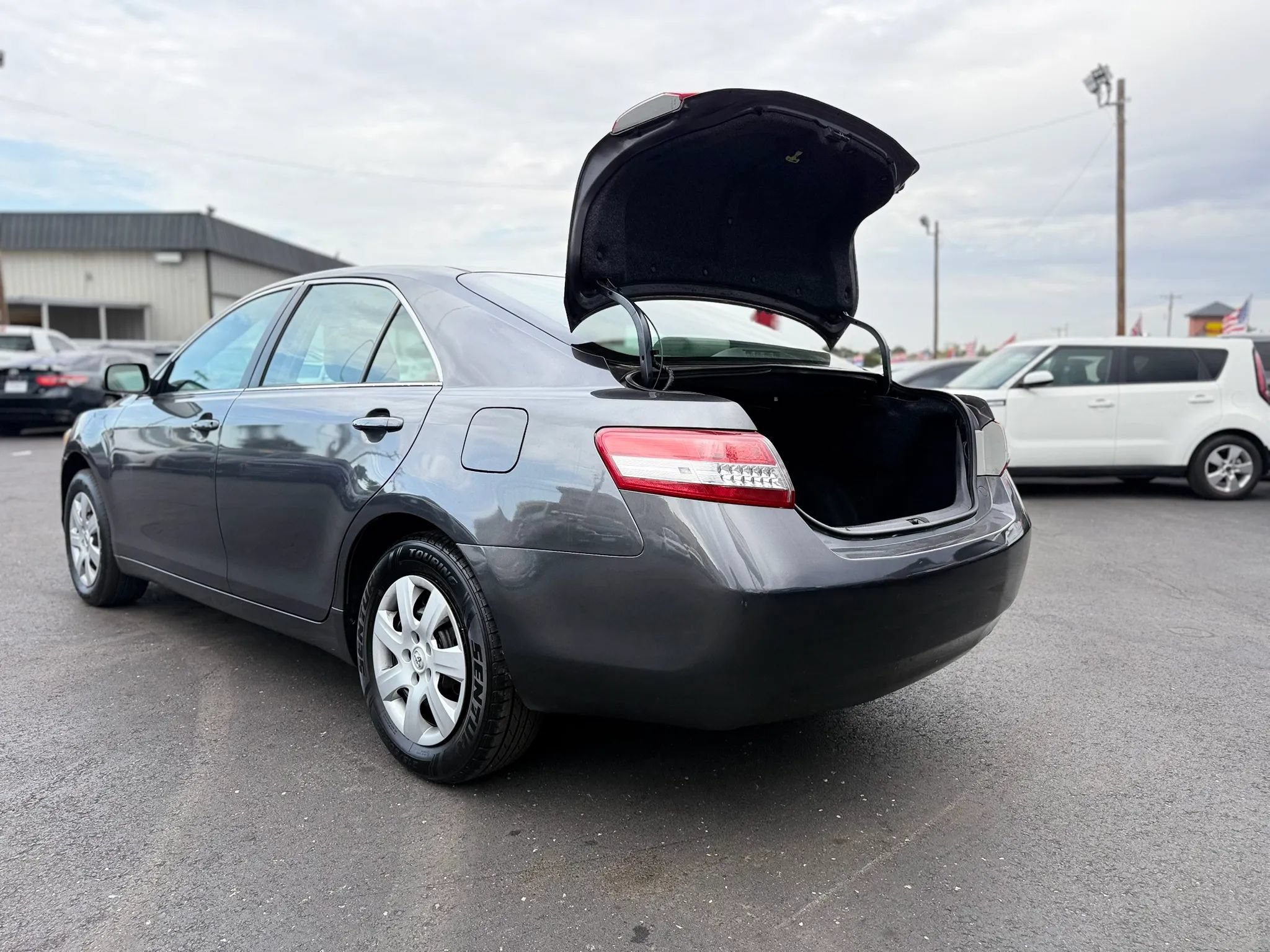 Used 2010 Toyota Camry LE FWD image 36