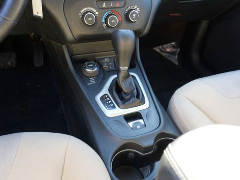 Used 2016 Jeep Cherokee Sport image 24