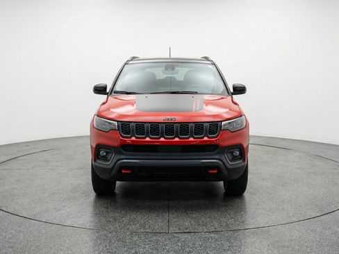 Used 2025 Jeep Compass Trailhawk AWD/4WD image 2
