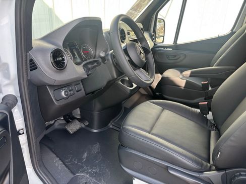 Used 2025 Mercedes-Benz Sprinter 2500 image 15