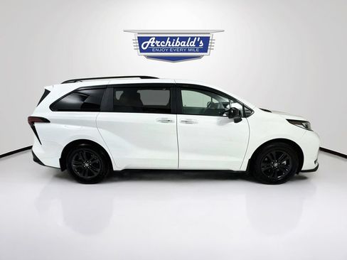 Used 2025 Toyota Sienna XSE AWD/4WD image 9