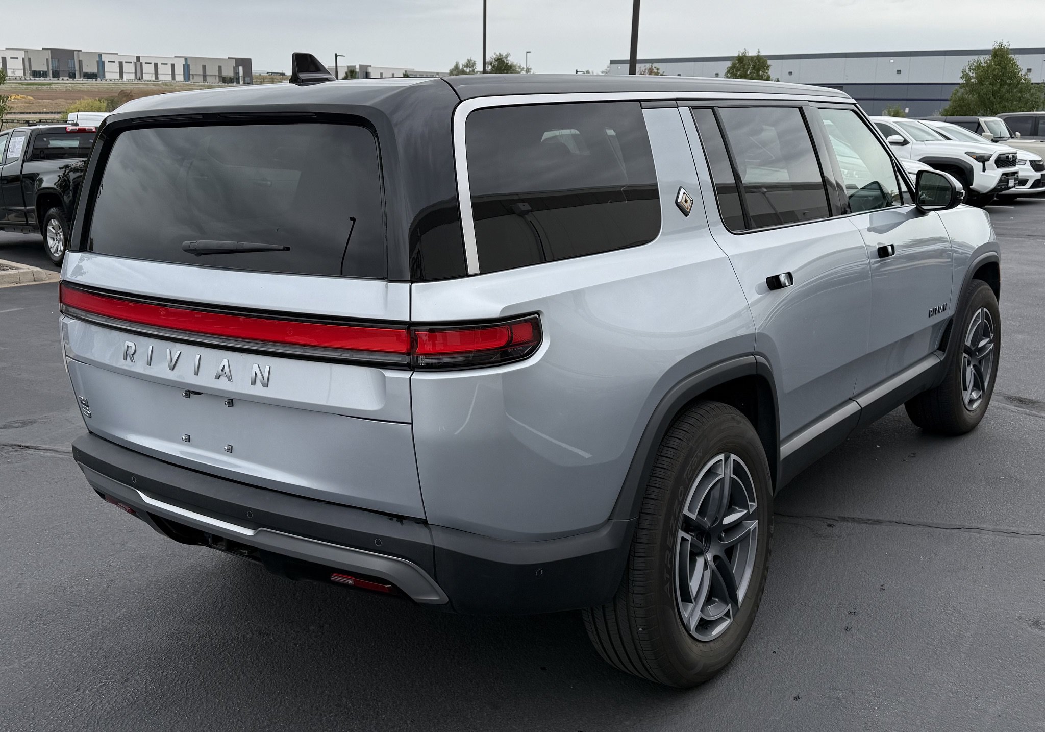 Used 2025 Rivian R1S Adventure Dual AWD/4WD image 4