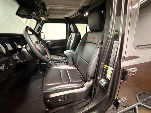 Used 2024 Jeep Gladiator Rubicon w/ Convenience Group AWD/4WD image 12