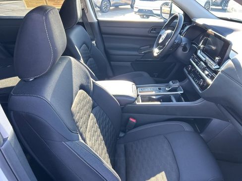 Used 2024 Nissan Pathfinder SV image 20
