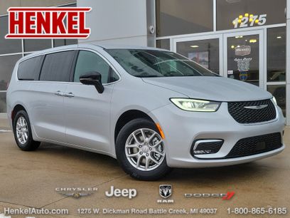 New 2026 Chrysler Pacifica Select