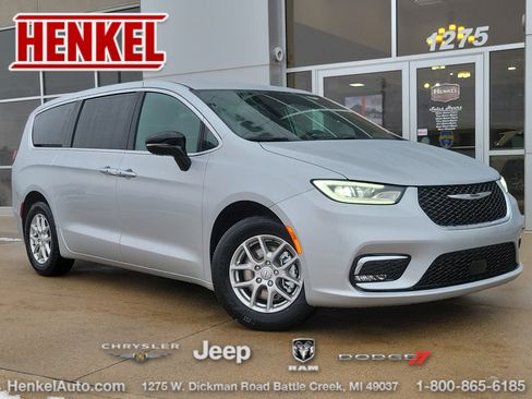 New 2026 Chrysler Pacifica Select image 1