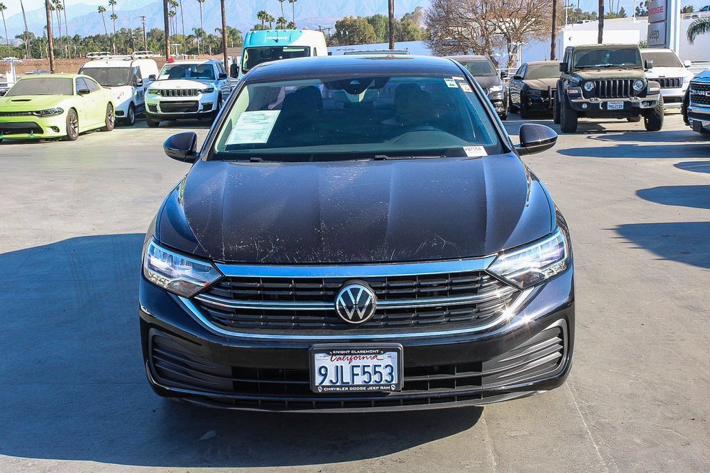 Used 2023 Volkswagen Jetta SE FWD image 3