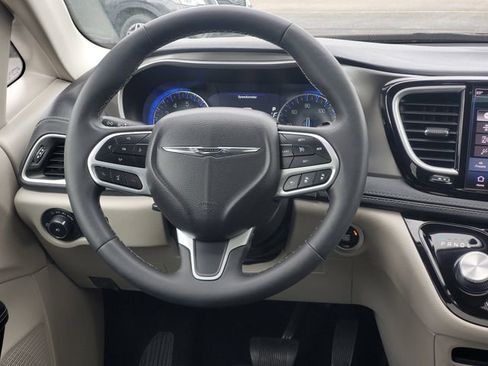 Used 2023 Chrysler Pacifica Touring-L AWD/4WD image 29