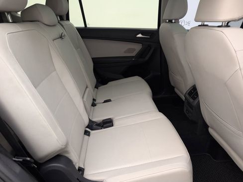 Used 2020 Volkswagen Tiguan SE w/ Panoramic Sunroof Package image 19