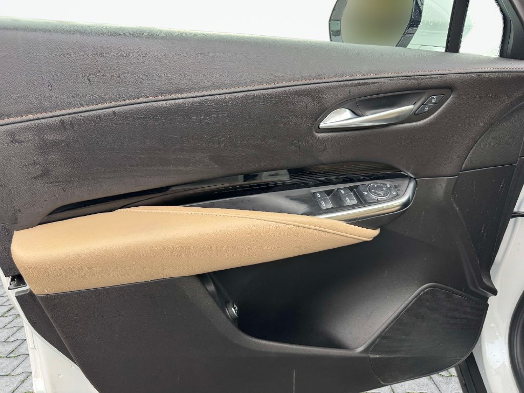 Used 2024 Cadillac XT4 Luxury w/ Cold Weather Package FWD image 15