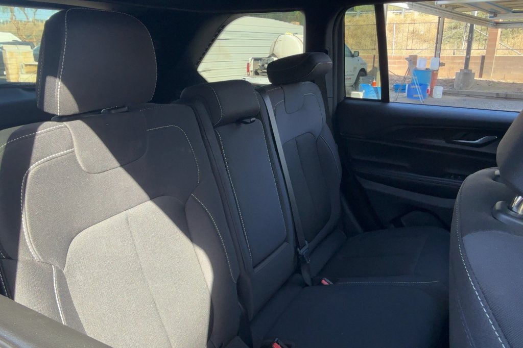 Used 2025 Jeep Grand Cherokee Laredo RWD image 13