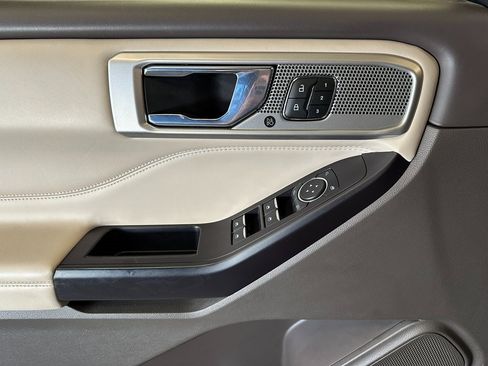 Used 2020 Ford Explorer Platinum image 19