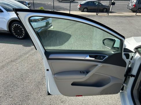 Used 2015 Volkswagen e-Golf SEL Premium image 10