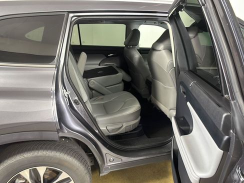 Used 2021 Toyota Highlander XLE AWD/4WD image 16