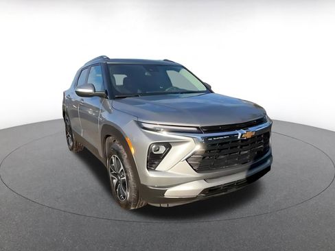 Used 2025 Chevrolet TrailBlazer LT w/ Driver Confidence Package image 3