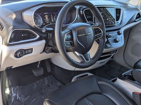 Used 2024 Chrysler Pacifica Touring-L image 10