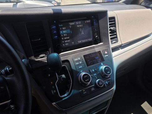 Used 2016 Toyota Sienna LE FWD image 35