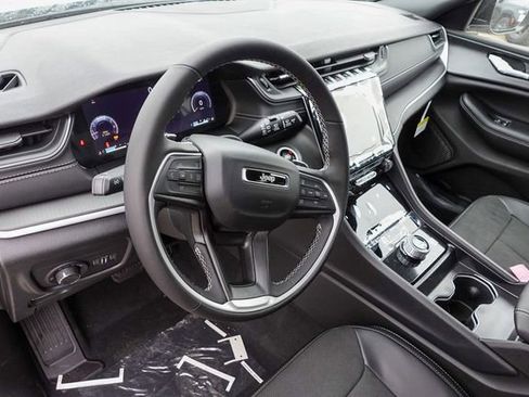 New 2025 Jeep Grand Cherokee Altitude image 12