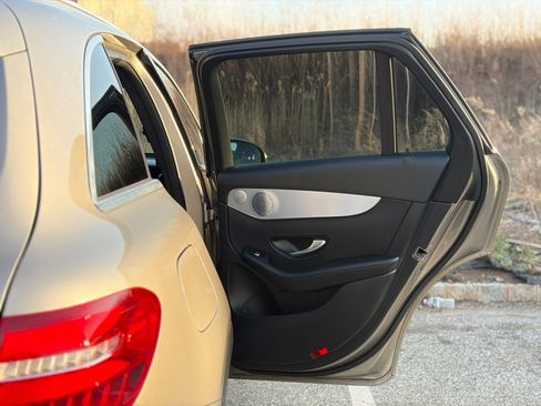 Used 2019 Mercedes-Benz GLC 300 4MATIC w/ Premium Package image 17