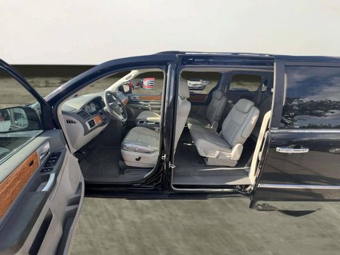 Used 2008 Chrysler Town & Country Limited w/ Entertainment Group #3 FWD image 12