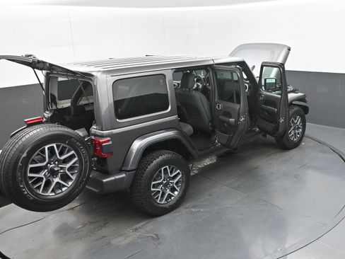 Used 2025 Jeep Wrangler Unlimited Sahara AWD/4WD image 46