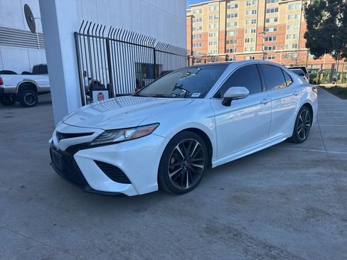 Used 2018 Toyota Camry XSE image 1