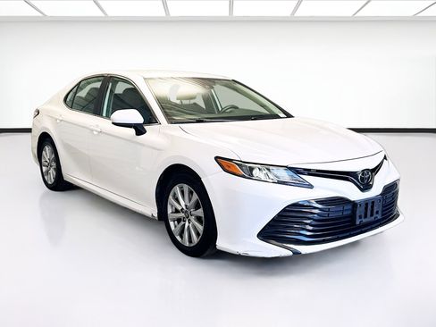 Used 2020 Toyota Camry LE image 3