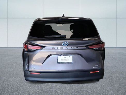 Used 2022 Toyota Sienna XLE AWD/4WD image 4