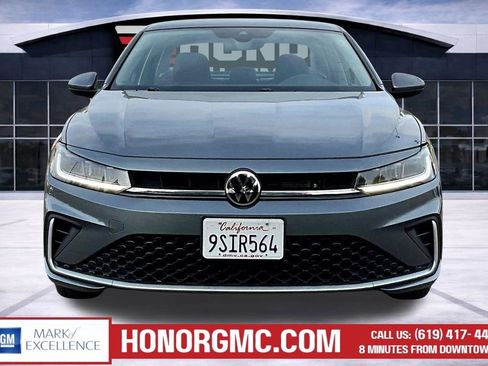 Used 2025 Volkswagen Jetta SE image 2