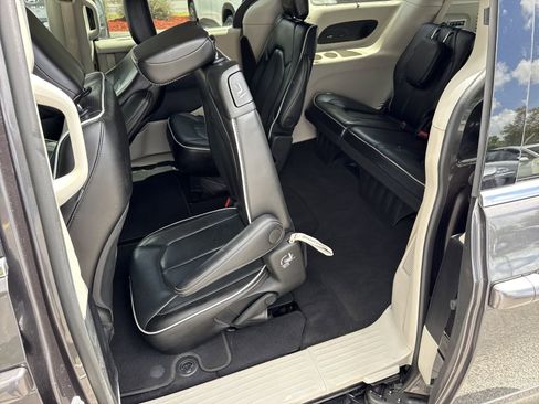 Used 2022 Chrysler Pacifica Limited image 11