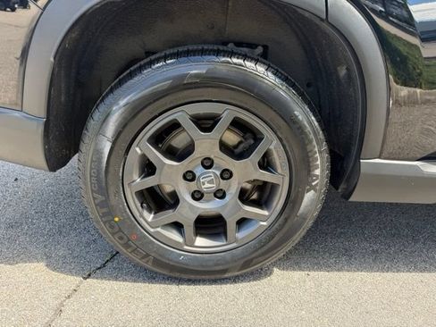 Used 2025 Honda Pilot TrailSport image 13