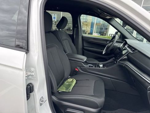 Used 2025 Jeep Grand Cherokee Laredo image 12