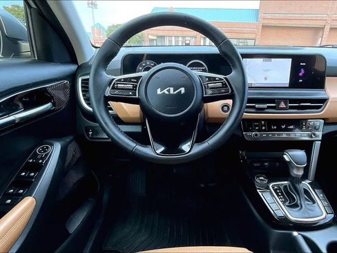 Certified 2024 Kia Seltos EX FWD image 12