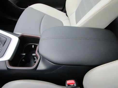 Used 2025 Toyota RAV4 Limited image 33