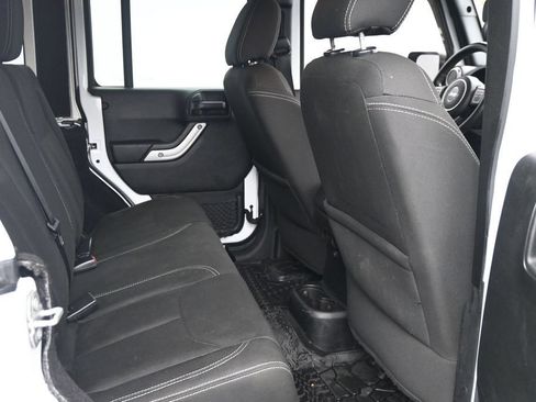Used 2017 Jeep Wrangler Unlimited Sahara w/ Max Tow Package AWD/4WD image 13
