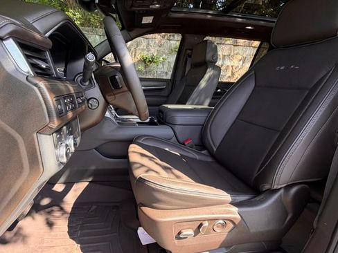 Used 2023 GMC Yukon XL Denali AWD/4WD image 15