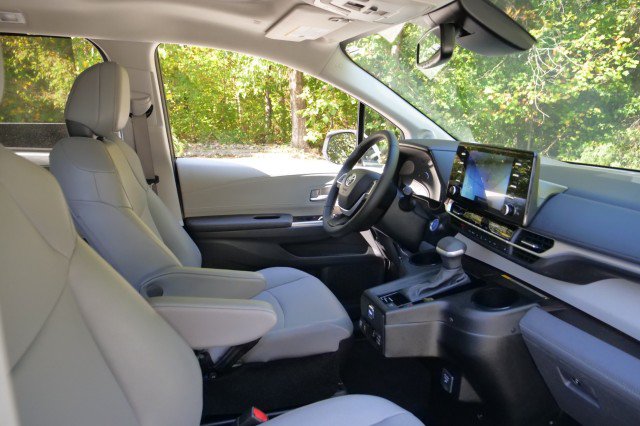 Used 2024 Toyota Sienna XLE w/ XLE Plus Package FWD image 46